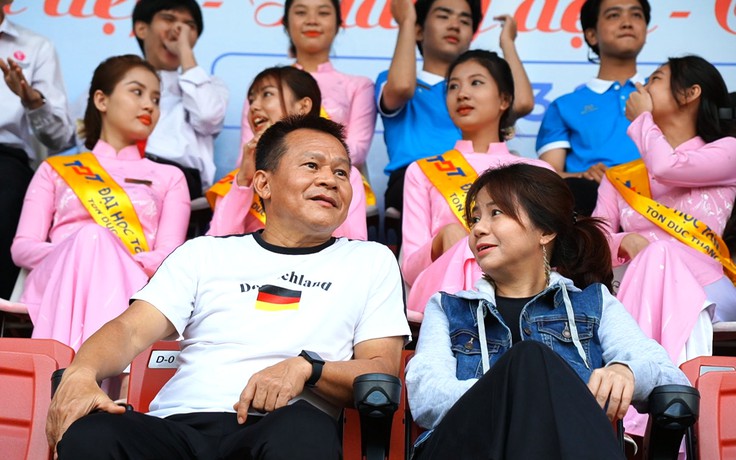 Huấn luyện viên Lư Đình Tuấn cùng vợ