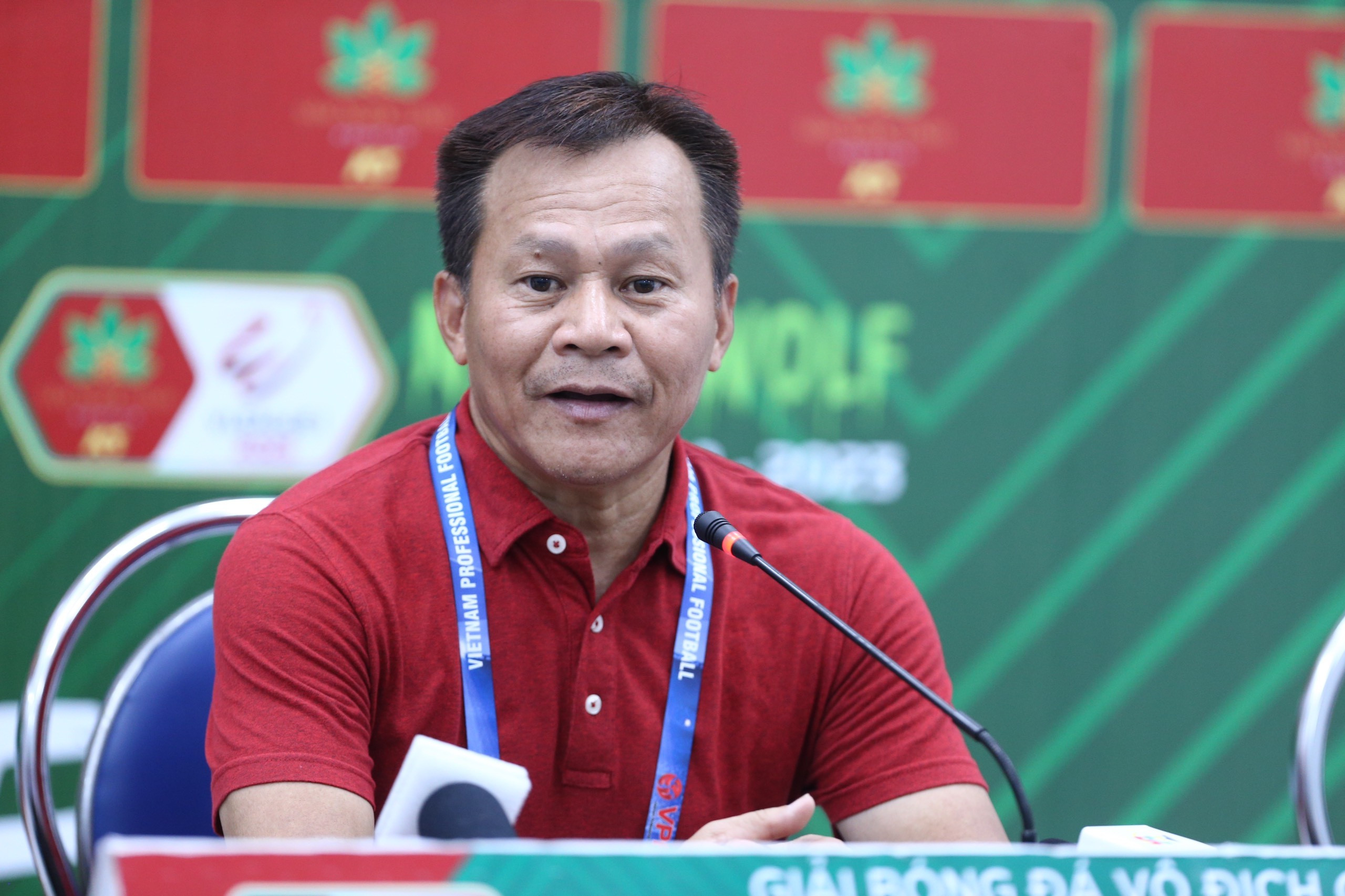 Lư Đình Tuấn là cựu cầu thủ và huấn luyện viên chuyên nghiệp của bóng đá Việt Nam