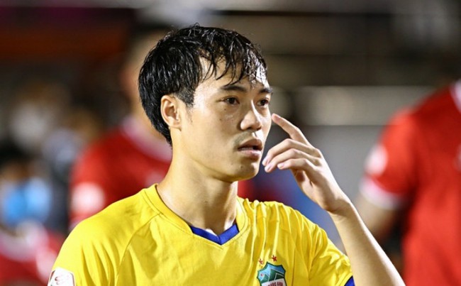 Nguyễn Văn Toàn là một cầu thủ bóng đá chuyên nghiệp